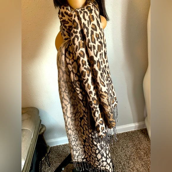 CHEETAH PRINT SCARF - Picture 3 of 3